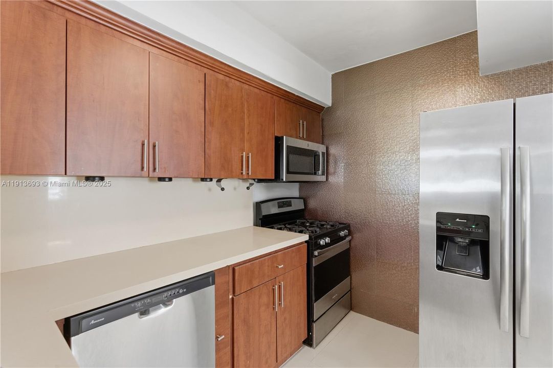 合同活跃: $4,450 (3 贝兹, 2 浴室, 1242 平方英尺)