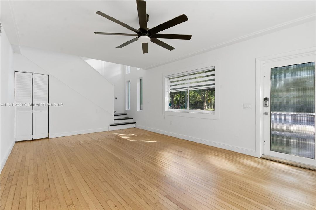 合同活跃: $4,450 (3 贝兹, 2 浴室, 1242 平方英尺)