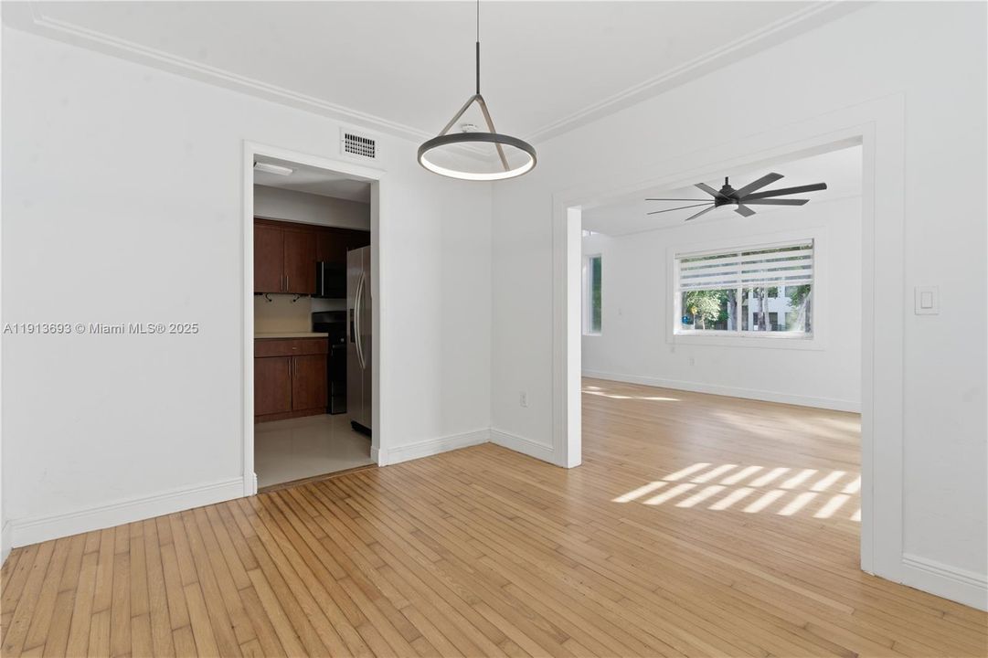 合同活跃: $4,450 (3 贝兹, 2 浴室, 1242 平方英尺)