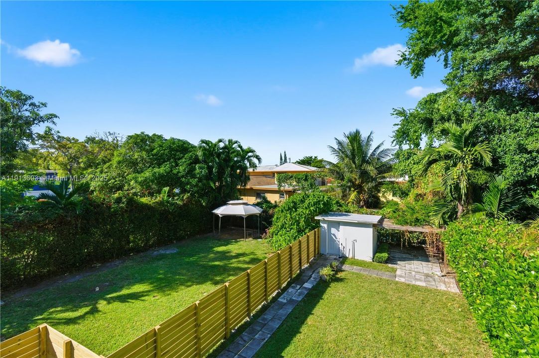 合同活跃: $4,450 (3 贝兹, 2 浴室, 1242 平方英尺)