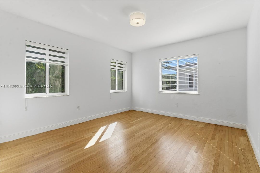 合同活跃: $4,450 (3 贝兹, 2 浴室, 1242 平方英尺)