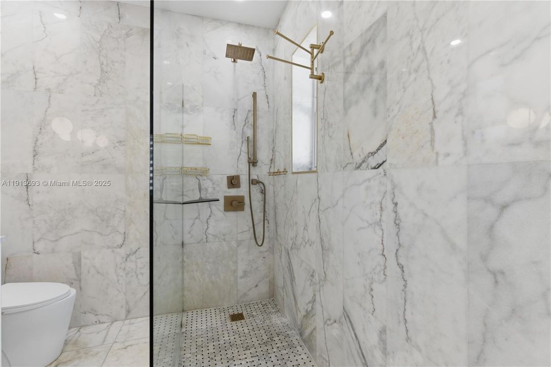 合同活跃: $4,450 (3 贝兹, 2 浴室, 1242 平方英尺)