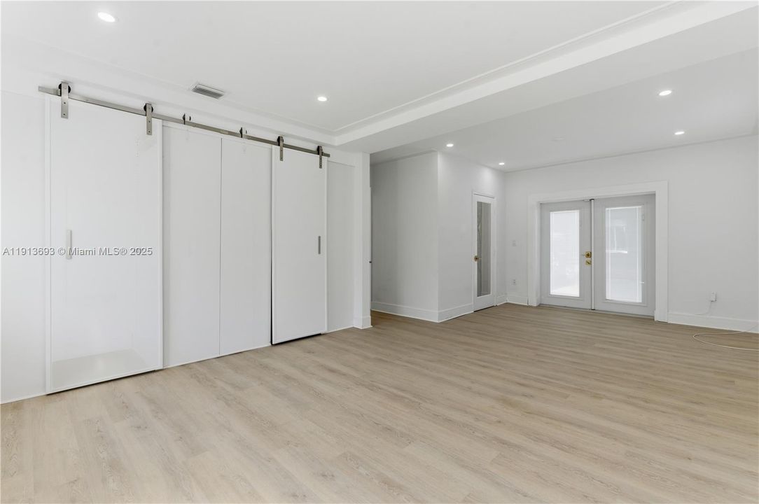 合同活跃: $4,450 (3 贝兹, 2 浴室, 1242 平方英尺)