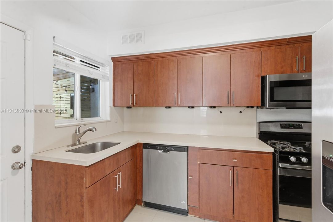 合同活跃: $4,450 (3 贝兹, 2 浴室, 1242 平方英尺)