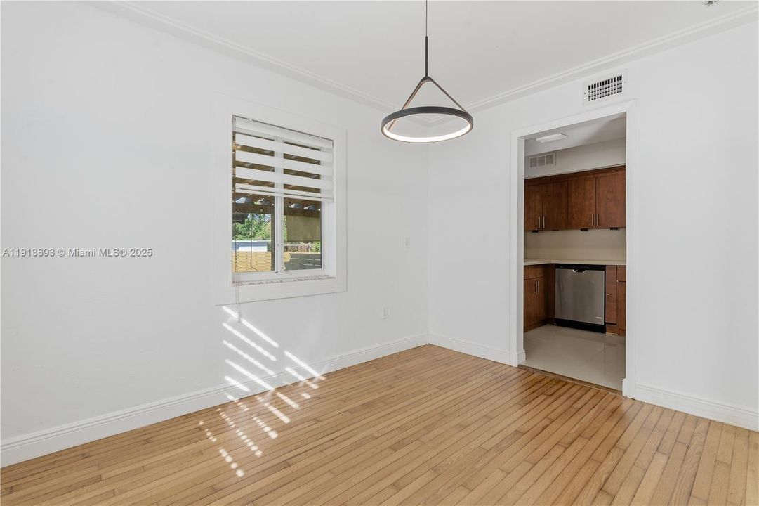 合同活跃: $4,450 (3 贝兹, 2 浴室, 1242 平方英尺)