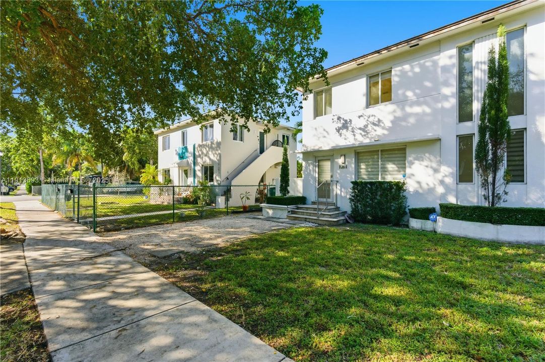 合同活跃: $4,450 (3 贝兹, 2 浴室, 1242 平方英尺)