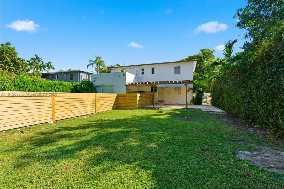 合同活跃: $4,450 (3 贝兹, 2 浴室, 1242 平方英尺)