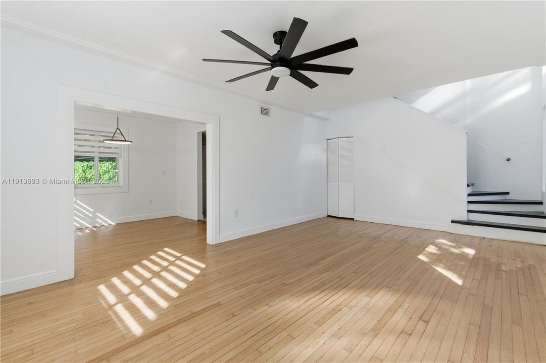 合同活跃: $4,450 (3 贝兹, 2 浴室, 1242 平方英尺)