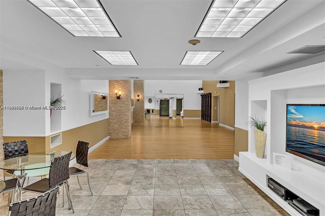 Active With Contract: $5,500 (2 beds, 2 baths, 1396 Square Feet)