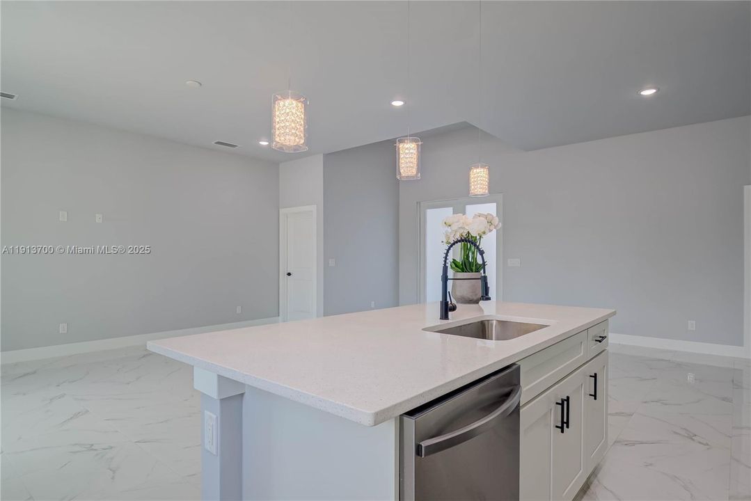 For Sale: $320,000 (3 beds, 2 baths, 1632 Square Feet)