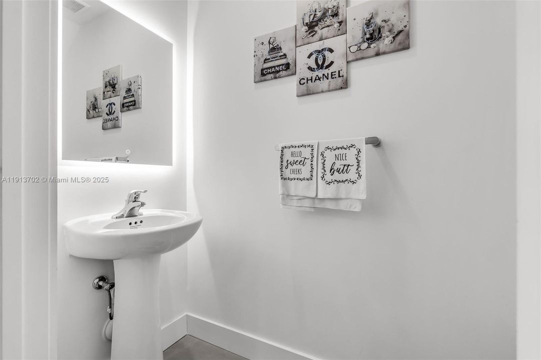 For Sale: $490,000 (3 beds, 2 baths, 1321 Square Feet)