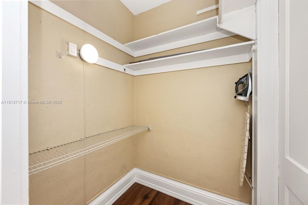 For Sale: $199,000 (0 beds, 1 baths, 351 Square Feet)