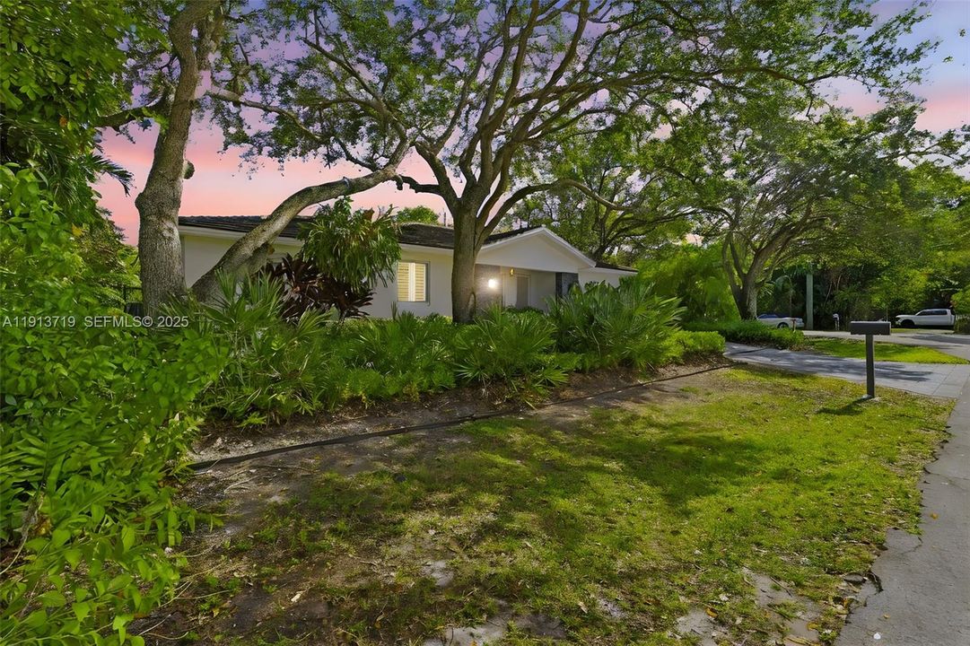 For Sale: $1,650,000 (3 beds, 2 baths, 1718 Square Feet)