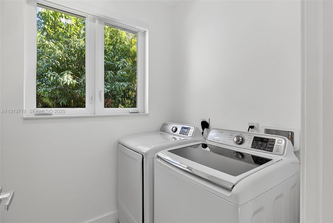 For Sale: $1,650,000 (3 beds, 2 baths, 1718 Square Feet)