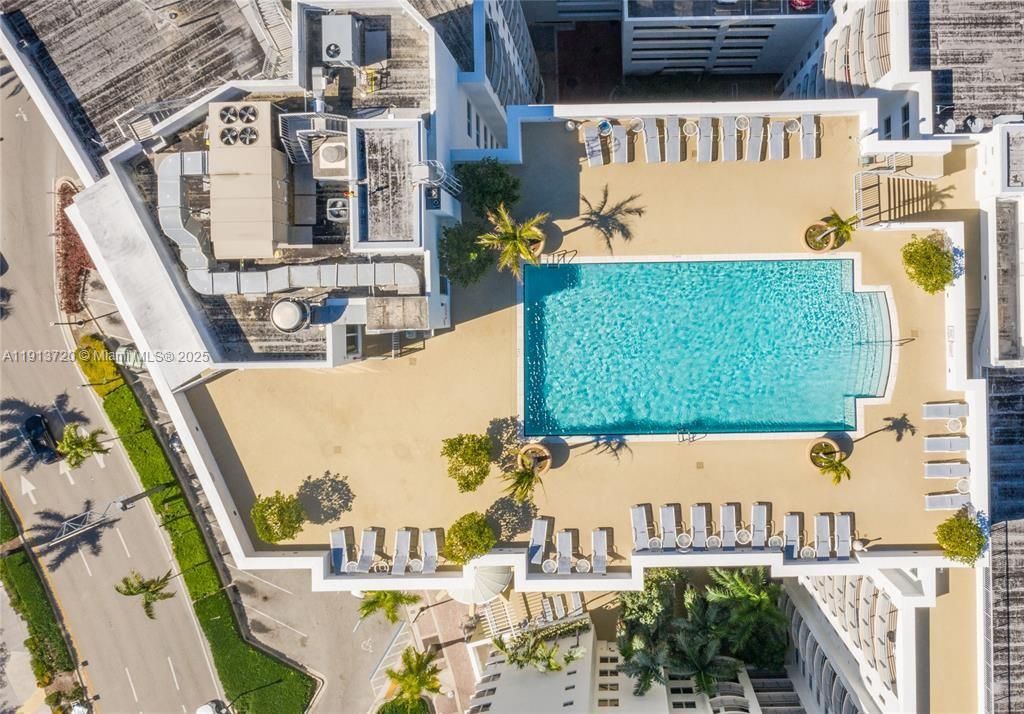 For Rent: $2,000 (1 beds, 1 baths, 690 Square Feet)