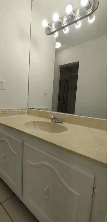 For Sale: $195,000 (1 beds, 1 baths, 778 Square Feet)