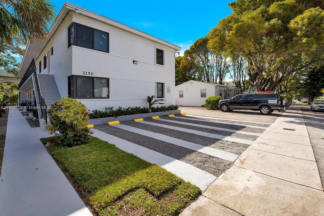 Recently Rented: $2,450 (2 beds, 2 baths, 900 Square Feet)