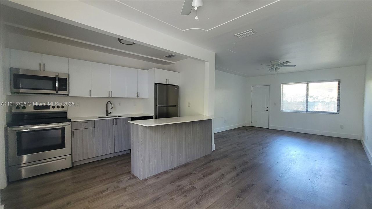 Recently Rented: $2,450 (2 beds, 2 baths, 900 Square Feet)