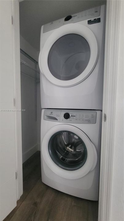 Recently Rented: $2,450 (2 beds, 2 baths, 900 Square Feet)