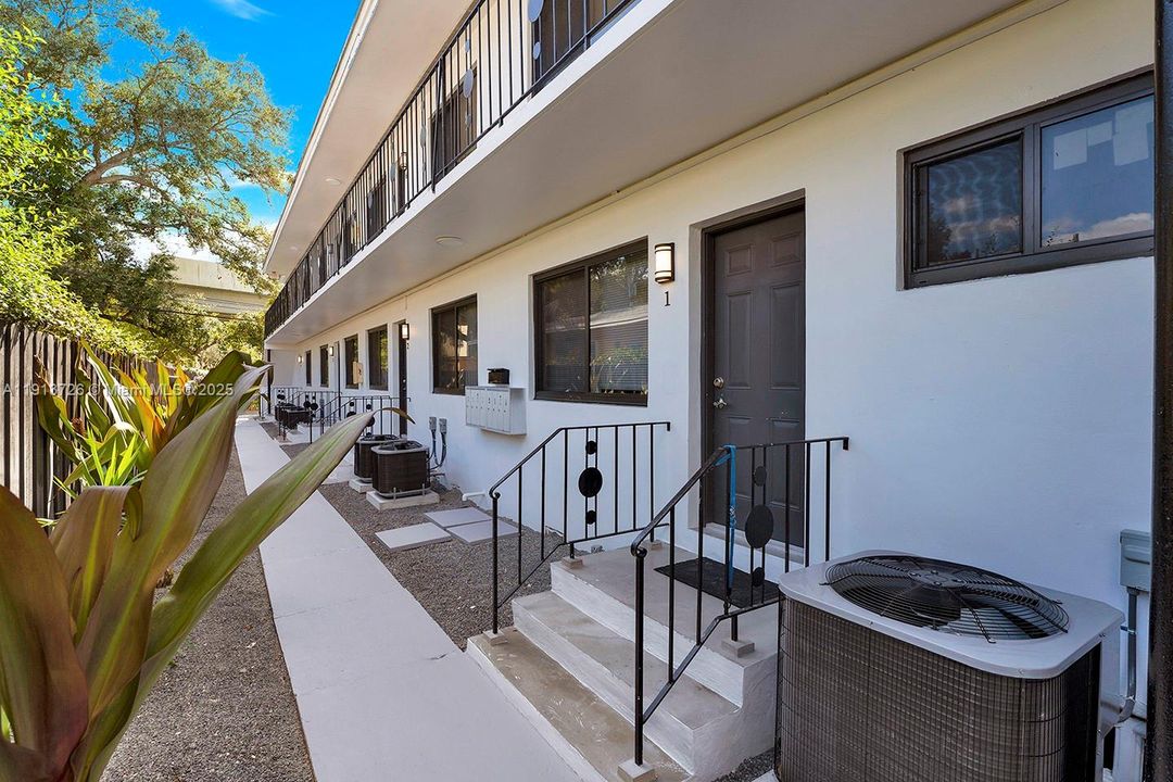 Recently Rented: $2,450 (2 beds, 2 baths, 900 Square Feet)