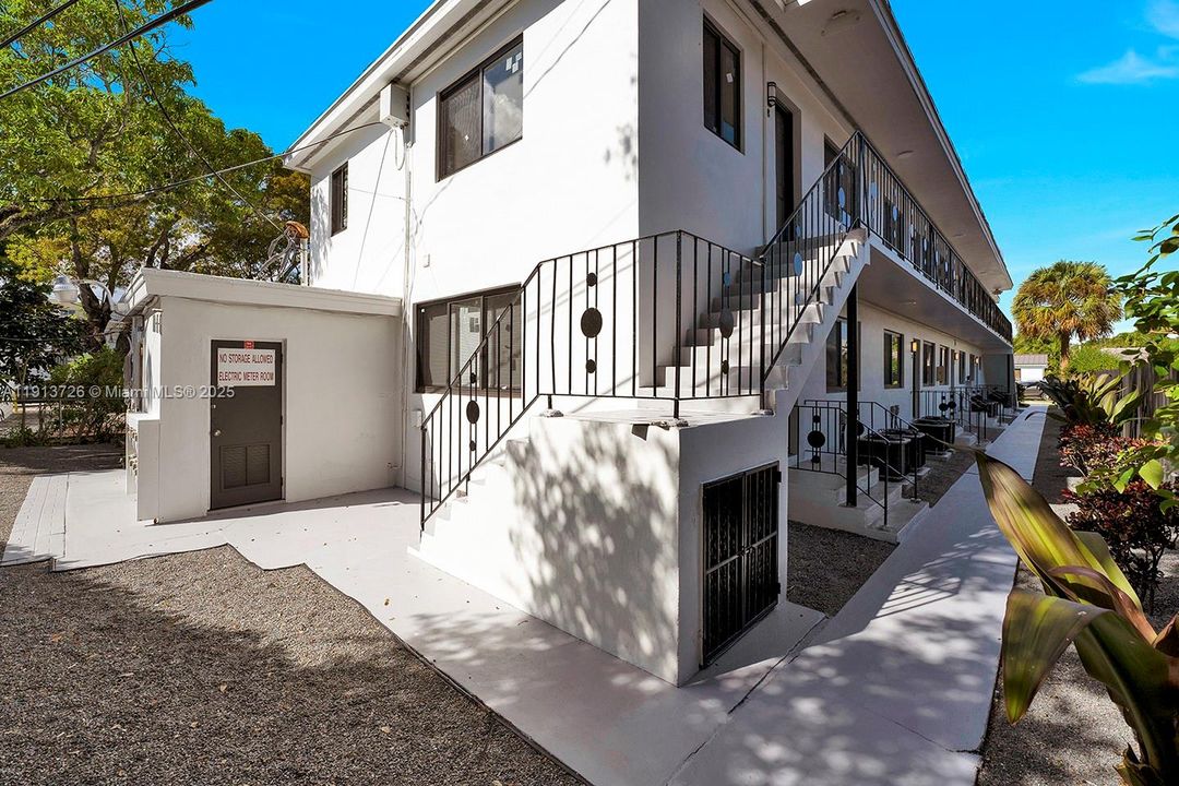 Recently Rented: $2,450 (2 beds, 2 baths, 900 Square Feet)