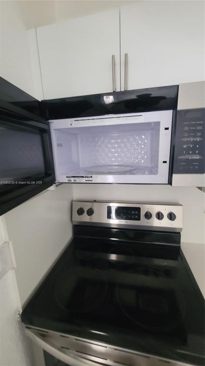 Recently Rented: $2,450 (2 beds, 2 baths, 900 Square Feet)