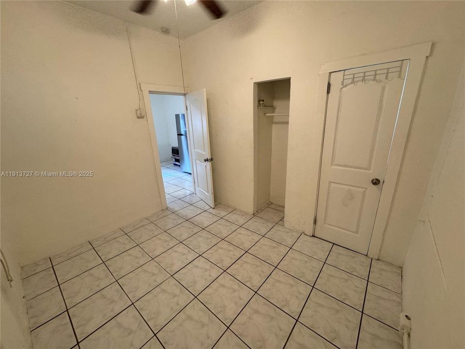 出租: $1,250 (1 贝兹, 1 浴室, 2434 平方英尺)