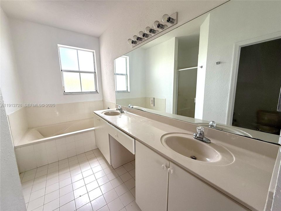 出租: $4,000 (3 贝兹, 2 浴室, 2014 平方英尺)