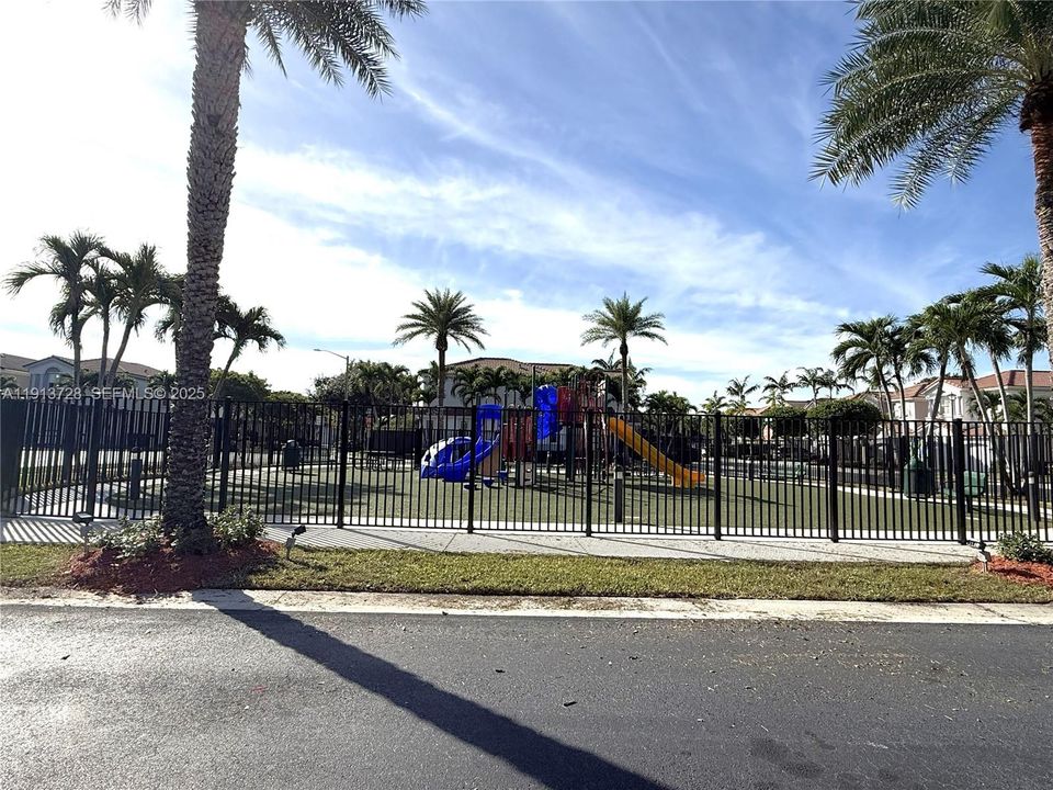 出租: $4,000 (3 贝兹, 2 浴室, 2014 平方英尺)