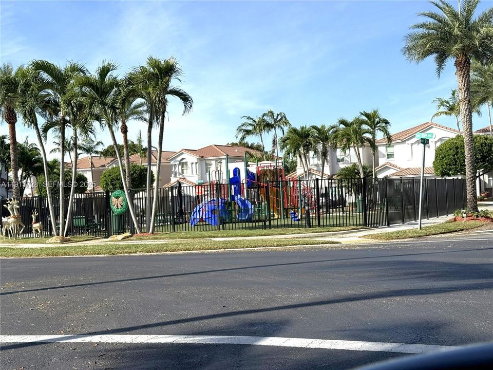 出租: $4,000 (3 贝兹, 2 浴室, 2014 平方英尺)