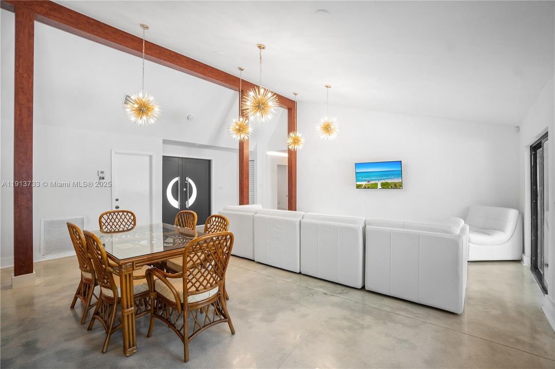 Под контрактом: $720,000 (3 спален, 2 ванн, 1674 Квадратных фут)