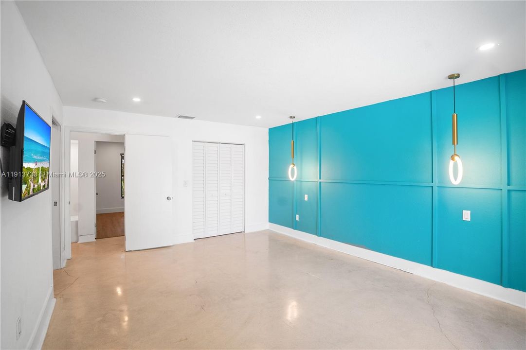 Под контрактом: $720,000 (3 спален, 2 ванн, 1674 Квадратных фут)