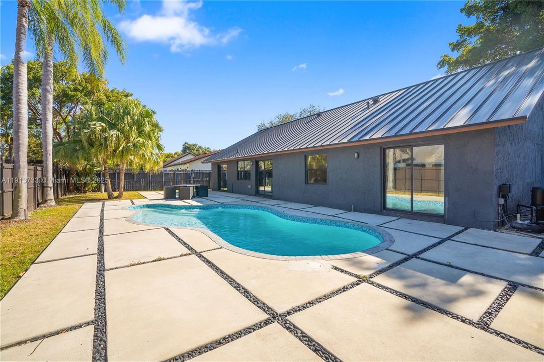 Под контрактом: $720,000 (3 спален, 2 ванн, 1674 Квадратных фут)