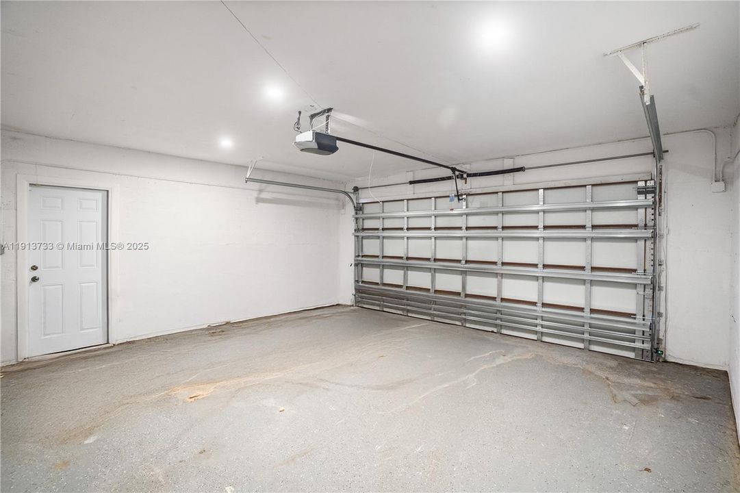 Под контрактом: $720,000 (3 спален, 2 ванн, 1674 Квадратных фут)