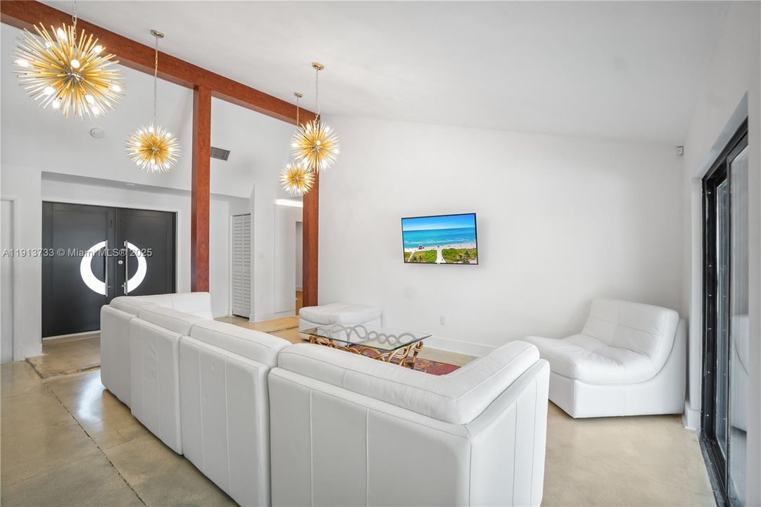 Под контрактом: $720,000 (3 спален, 2 ванн, 1674 Квадратных фут)