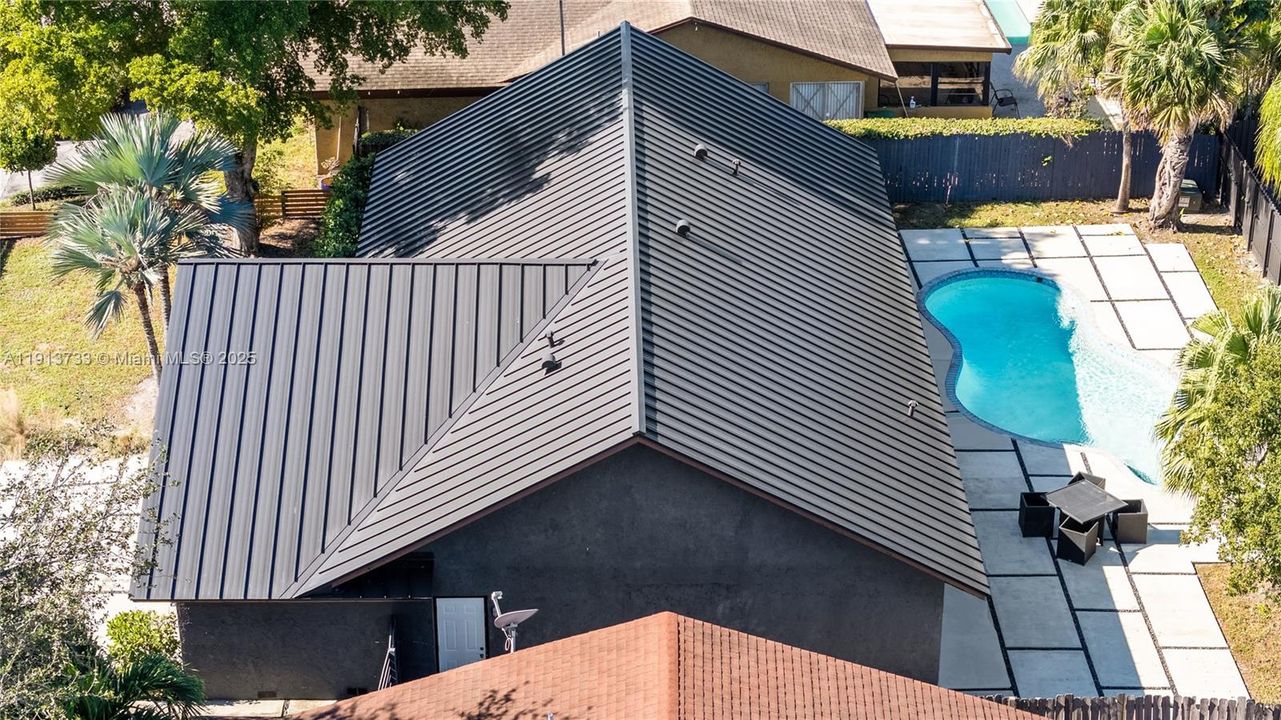 Под контрактом: $720,000 (3 спален, 2 ванн, 1674 Квадратных фут)