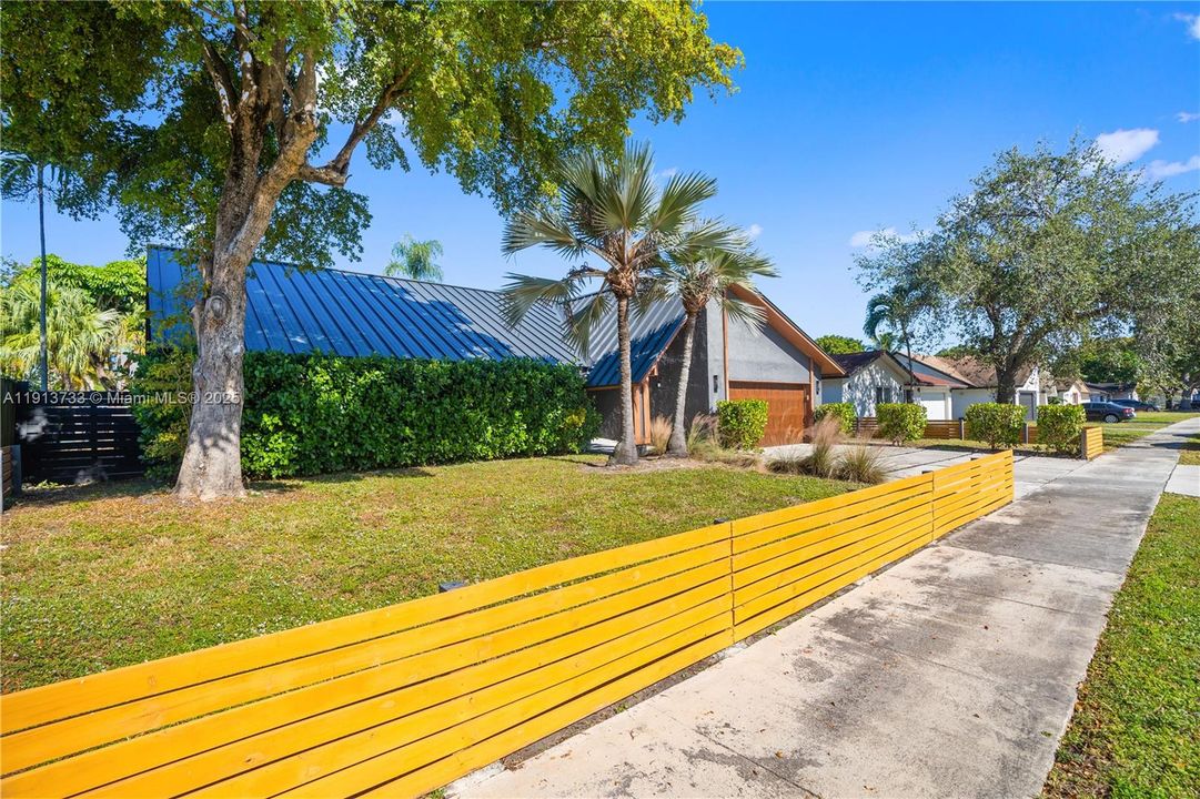 Под контрактом: $720,000 (3 спален, 2 ванн, 1674 Квадратных фут)