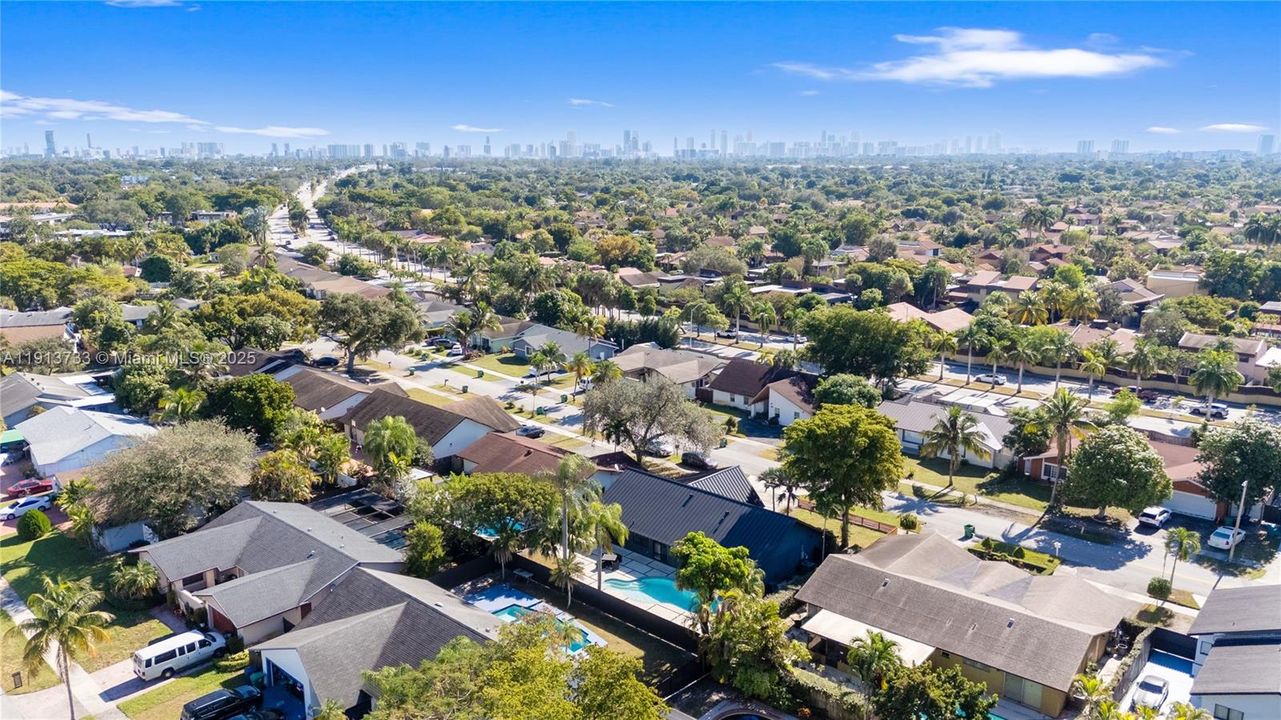 Под контрактом: $720,000 (3 спален, 2 ванн, 1674 Квадратных фут)