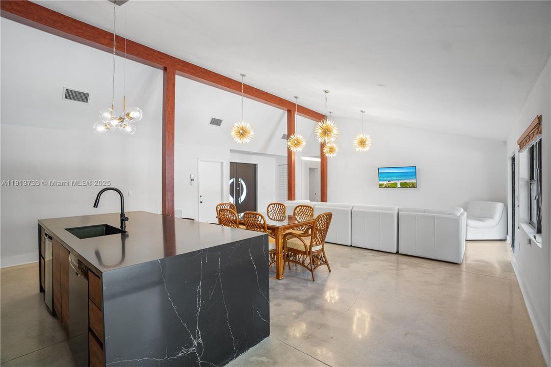 Под контрактом: $720,000 (3 спален, 2 ванн, 1674 Квадратных фут)