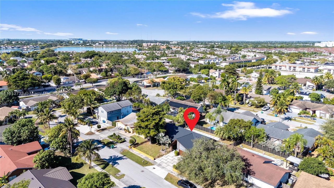 Под контрактом: $720,000 (3 спален, 2 ванн, 1674 Квадратных фут)