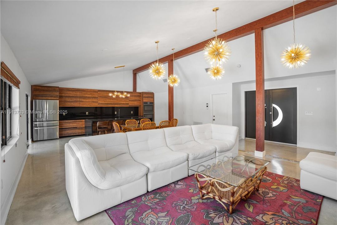 Под контрактом: $720,000 (3 спален, 2 ванн, 1674 Квадратных фут)