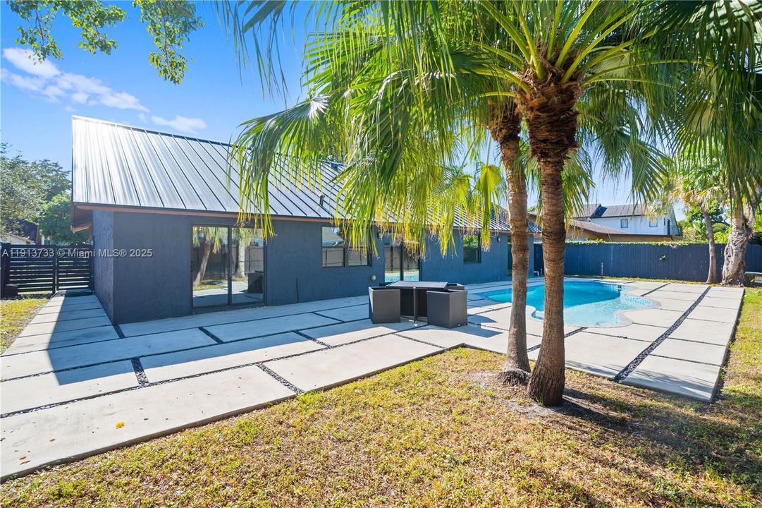 Под контрактом: $720,000 (3 спален, 2 ванн, 1674 Квадратных фут)