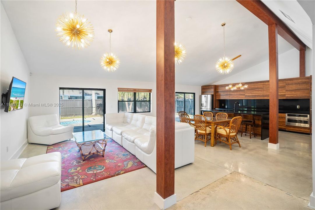 Под контрактом: $720,000 (3 спален, 2 ванн, 1674 Квадратных фут)