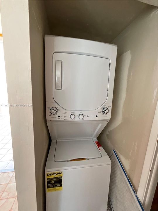 Active With Contract: $388,000 (2 beds, 2 baths, 990 Square Feet)