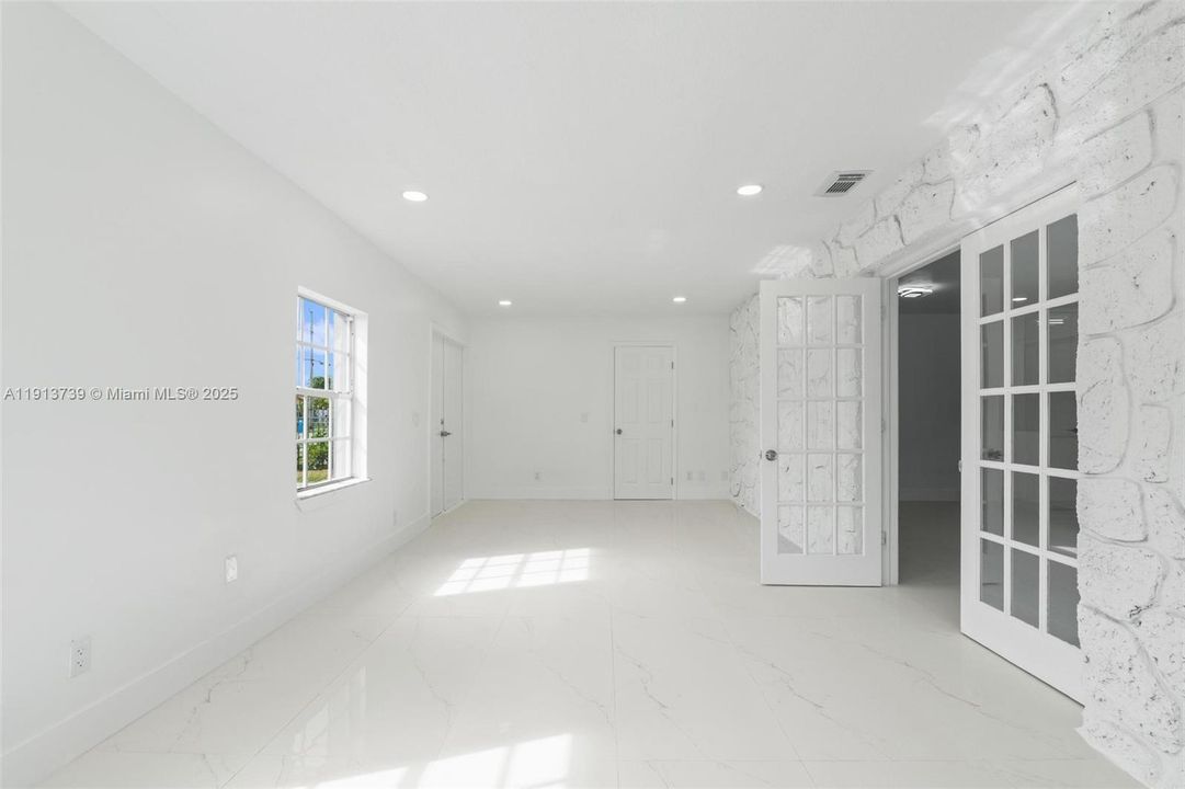 Active With Contract: $529,900 (5 beds, 3 baths, 1516 Square Feet)