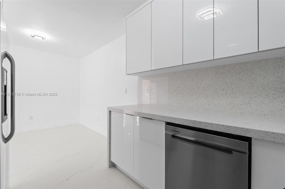 Active With Contract: $529,900 (5 beds, 3 baths, 1516 Square Feet)