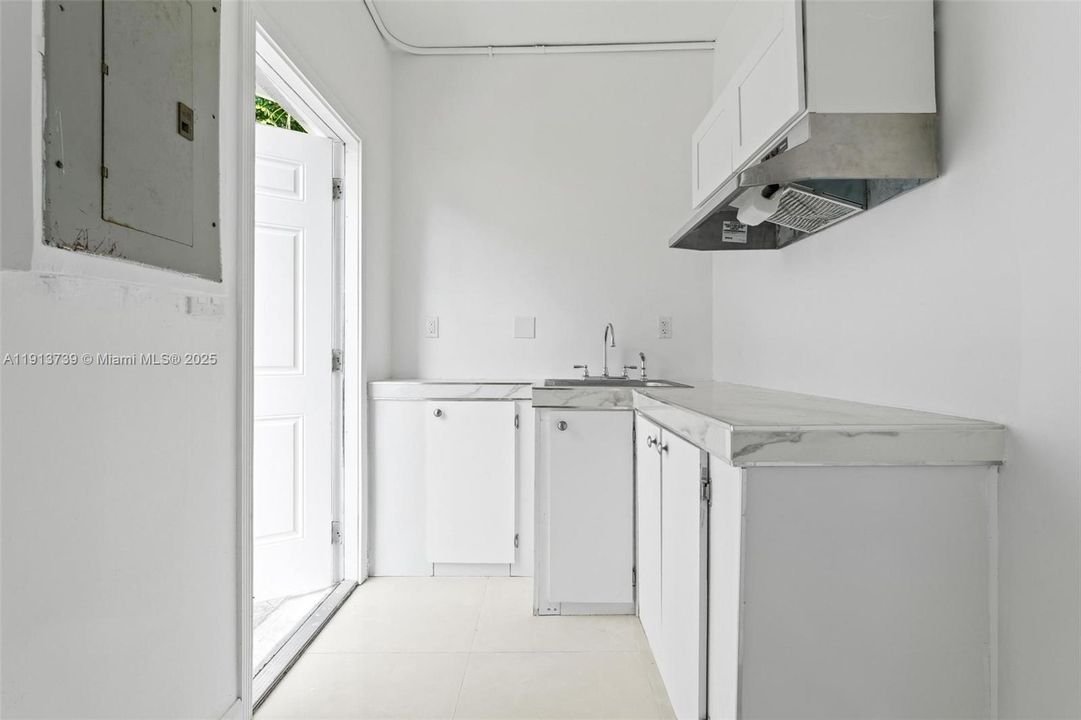 Active With Contract: $529,900 (5 beds, 3 baths, 1516 Square Feet)