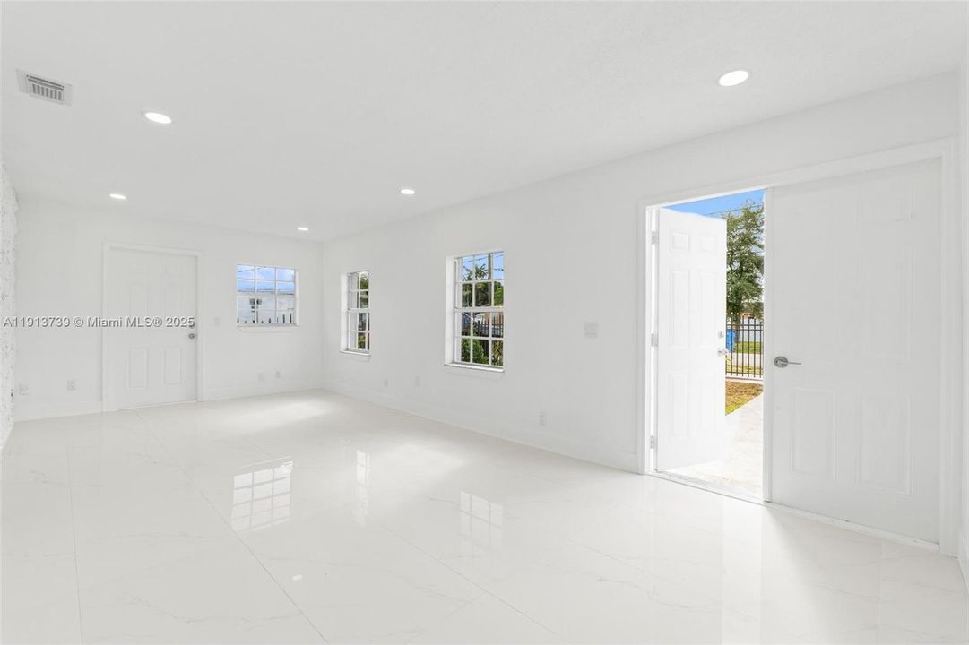 Active With Contract: $529,900 (5 beds, 3 baths, 1516 Square Feet)