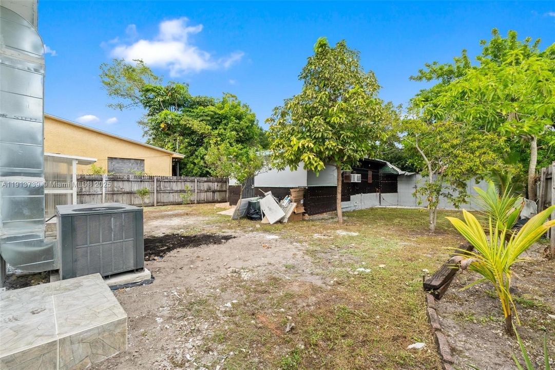 Active With Contract: $529,900 (5 beds, 3 baths, 1516 Square Feet)