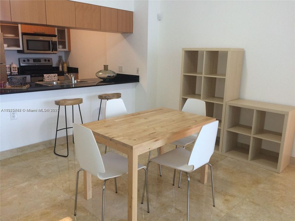 For Sale: $325,000 (1 beds, 1 baths, 791 Square Feet)